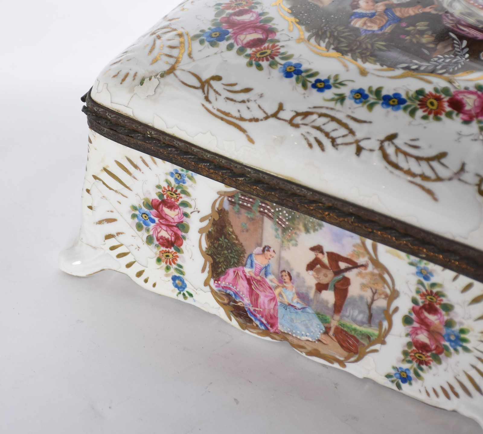 Caixa de porcelana francesa de Sèvres ricamente decorada com cena... - foto 3 de 9