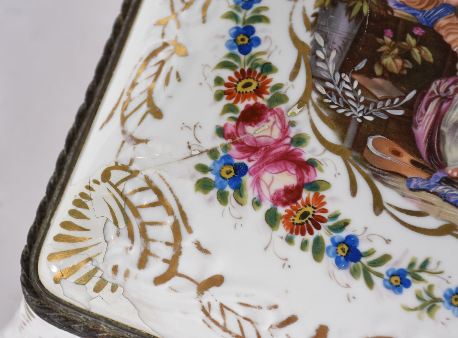 Caixa de porcelana francesa de Sèvres ricamente decorada com cena... - foto 4 de 9