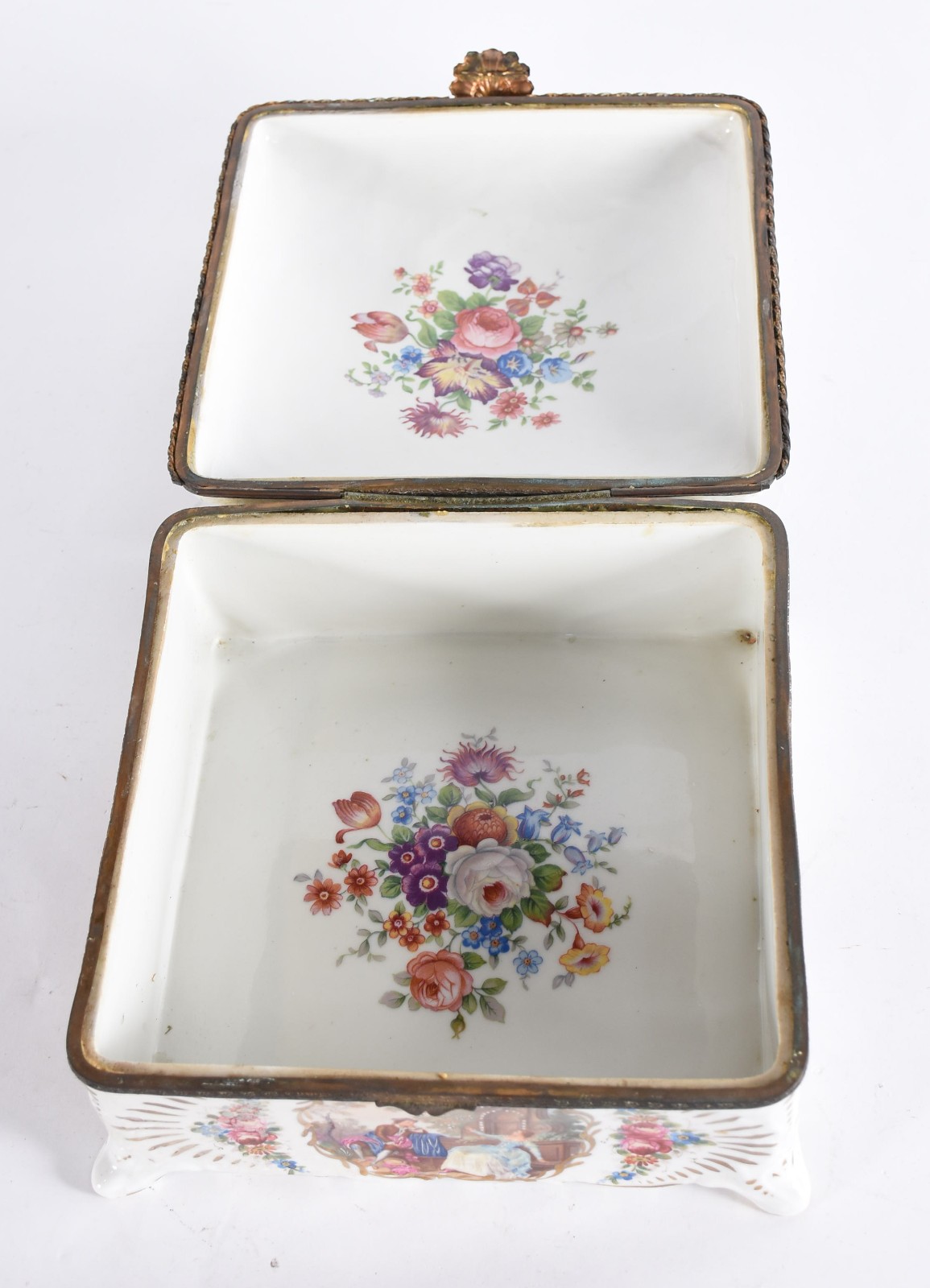 Caixa de porcelana francesa de Sèvres ricamente decorada com cena... - foto 6 de 9