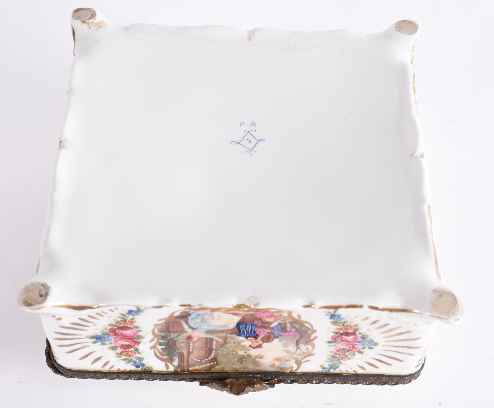 Caixa de porcelana francesa de Sèvres ricamente decorada com cena... - foto 8 de 9
