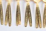 Parte de faqueiro de metal dourado composto de:... - Parte de faqueiro de metal dourado composto de: <br>6 facas, 6 garfos, 6 colheres grandes, 6 garfos,12 colheres de sobremesa. Total: 36 peças