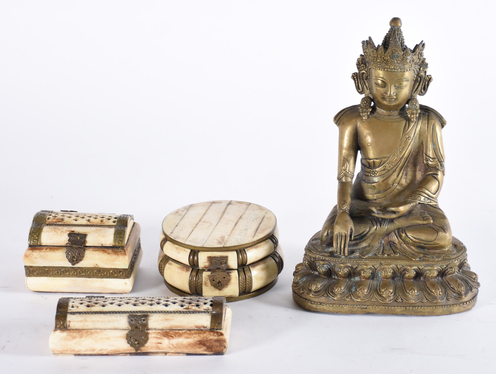 Diversas peças, sendo: 3 caixas de osso e metal e escultura de metal... - foto 1 de 5