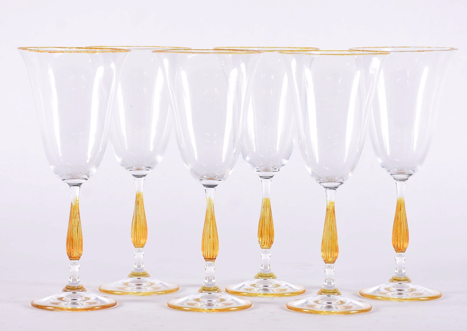 Seis cálices de vinho em demi cristal, base na cor amarelo. - foto 1 de 3