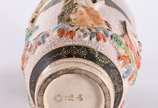 Três peças diversas, sendo: jarra de vidro com ... - Três peças diversas, sendo: jarra de vidro com bocal de metal prateado, bomboniere em demi cristal lapidado e vaso de porcelana japonesa SATZUMA...