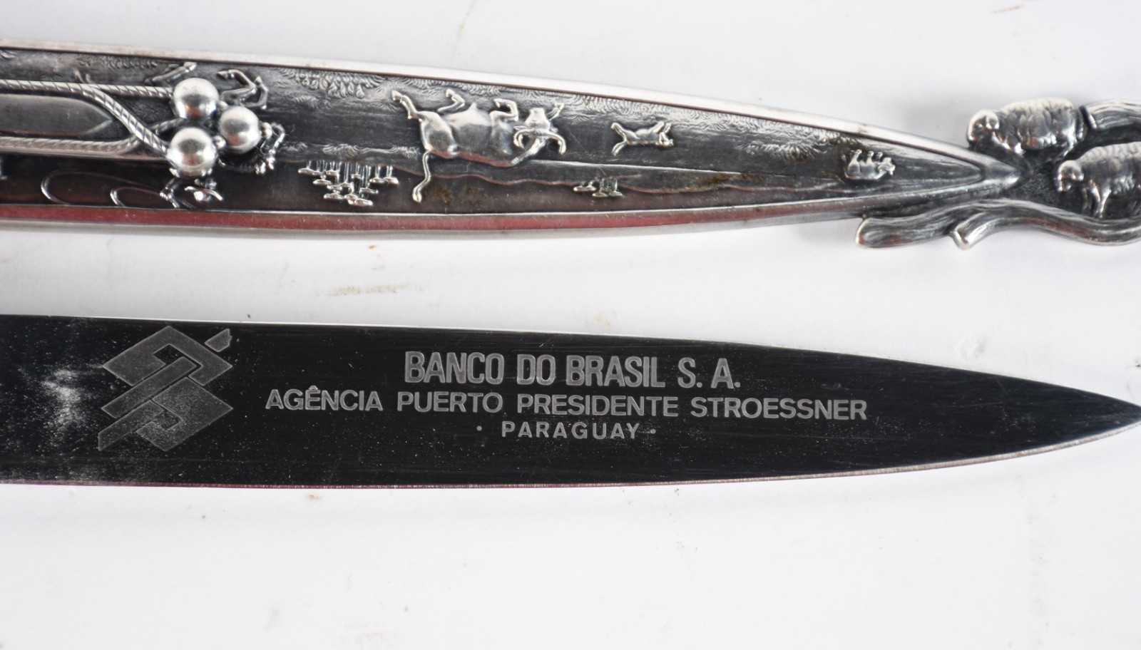 Faca com bainha de metal prateado trabalhada com figura de gaúcho... - foto 3 de 5