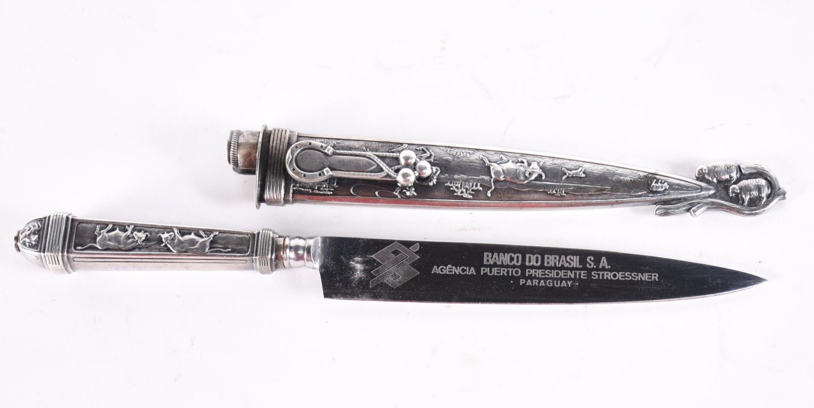 Faca com bainha de metal prateado trabalhada com figura de gaúcho... - foto 5 de 5