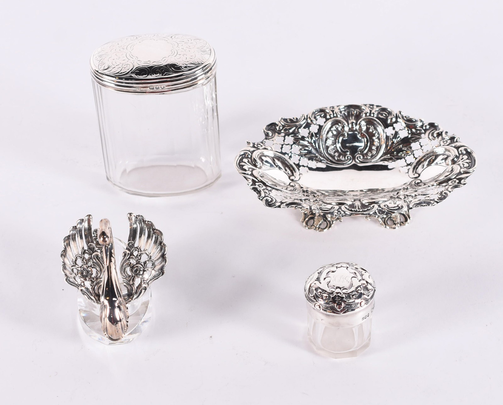 Quatro peças diversas, sendo: 2 fracos de cristal com tampas de... - foto 1 de 6
