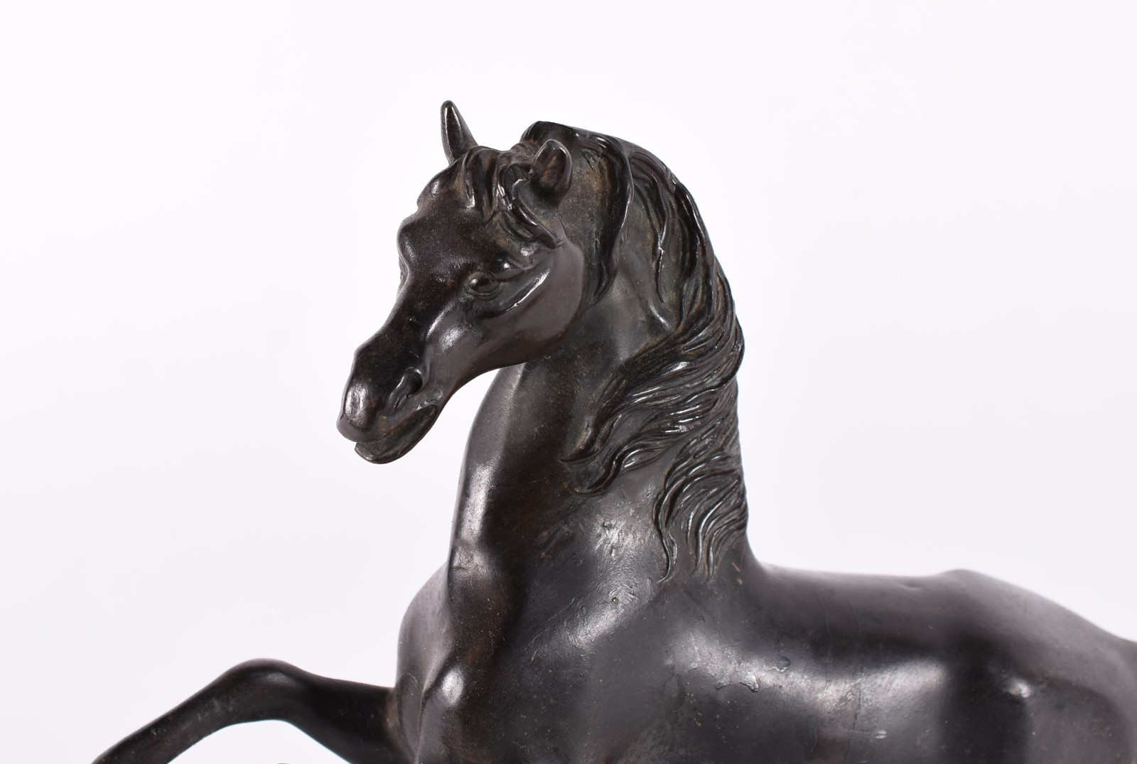 Escultura de petit bronze representando cavalo. - foto 2 de 5