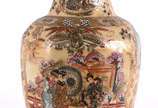 Vaso de porcelana oriental ao gosto Satzuma com... - Vaso de porcelana oriental ao gosto Satzuma com gueixas em policromia e realces dourados.