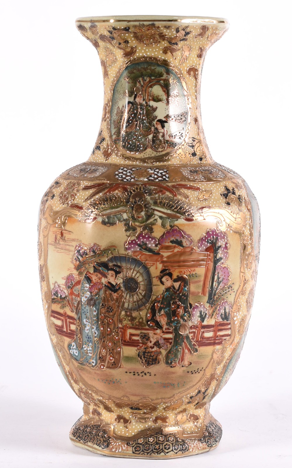 Vaso de porcelana oriental ao gosto Satzuma com gueixas em policromia... - foto 1 de 4