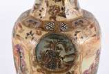 Vaso de porcelana oriental ao gosto Satzuma com... - Vaso de porcelana oriental ao gosto Satzuma com gueixas em policromia e realces dourados.