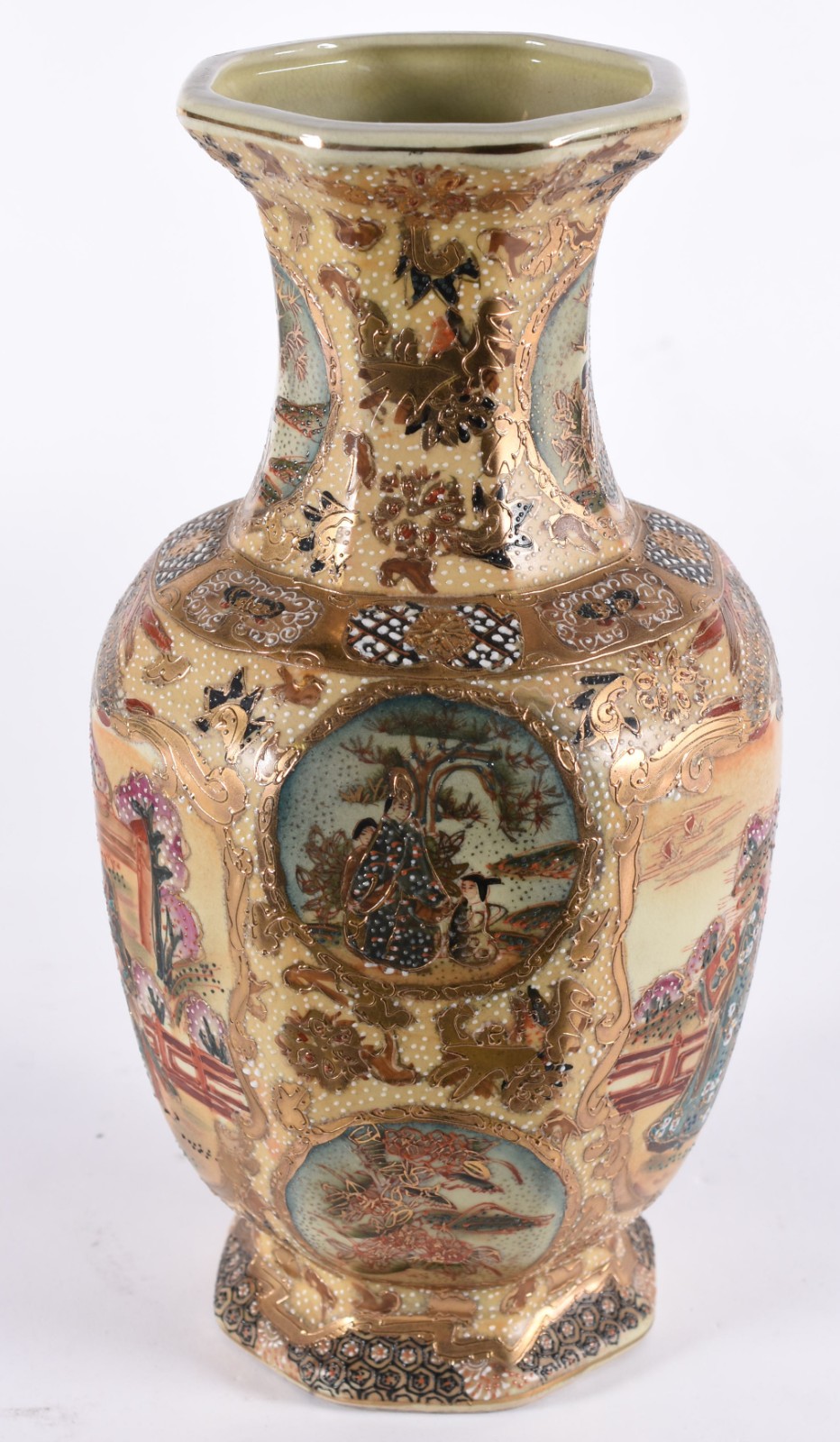 Vaso de porcelana oriental ao gosto Satzuma com gueixas em policromia... - foto 2 de 4