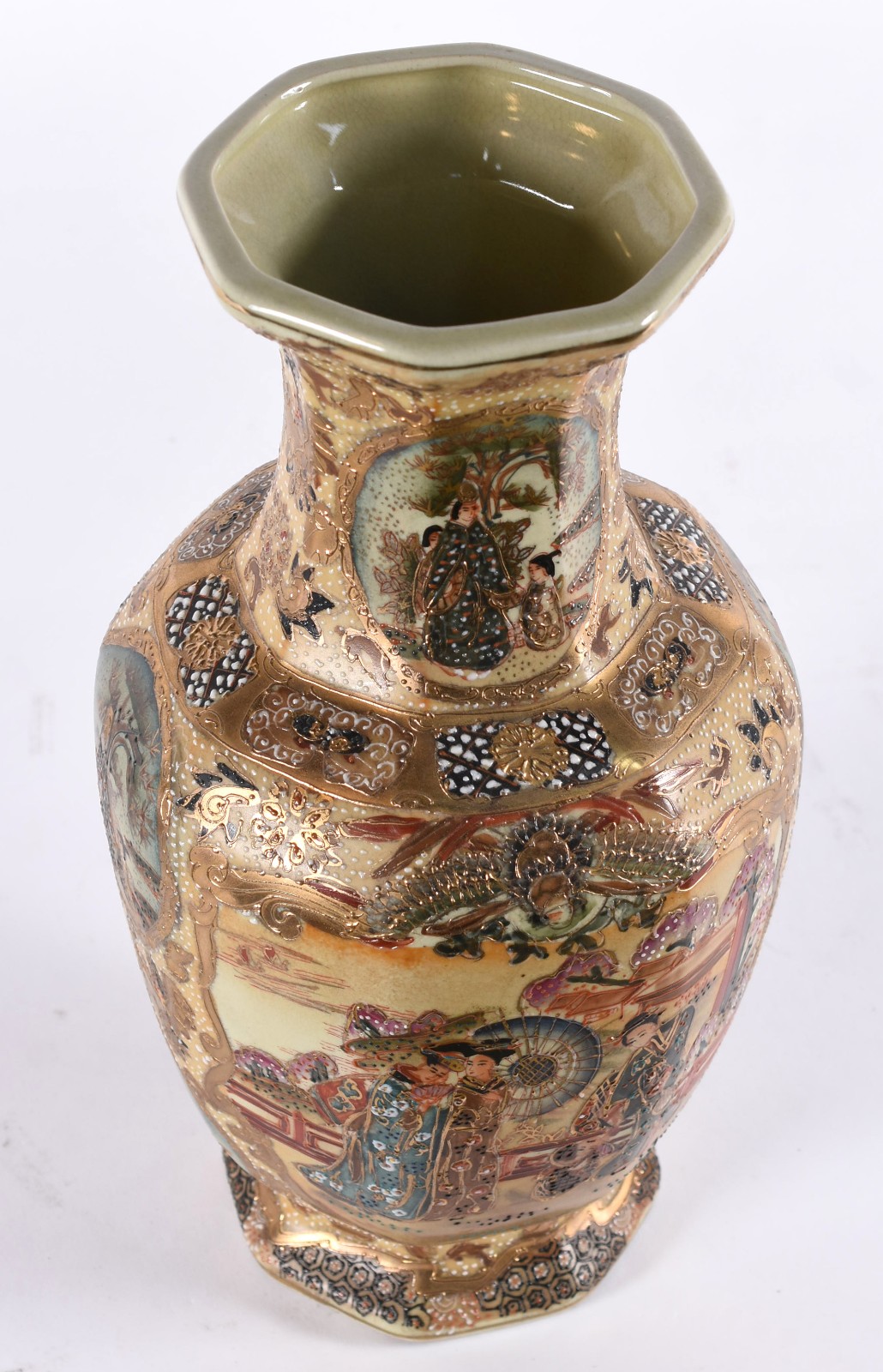 Vaso de porcelana oriental ao gosto Satzuma com gueixas em policromia... - foto 3 de 4