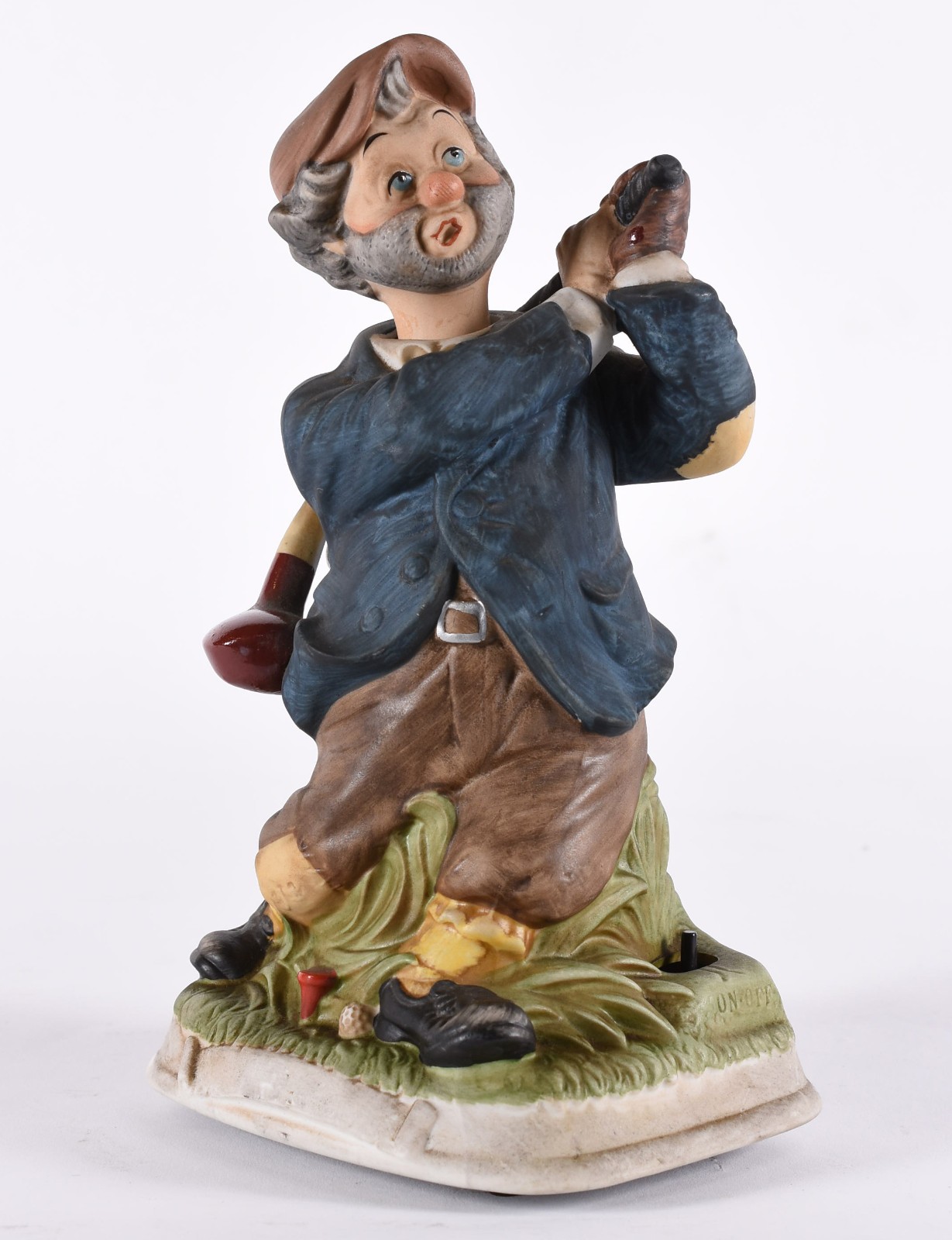 Escultura de porcelana policromada representando jogador de golfe. - foto 1 de 6