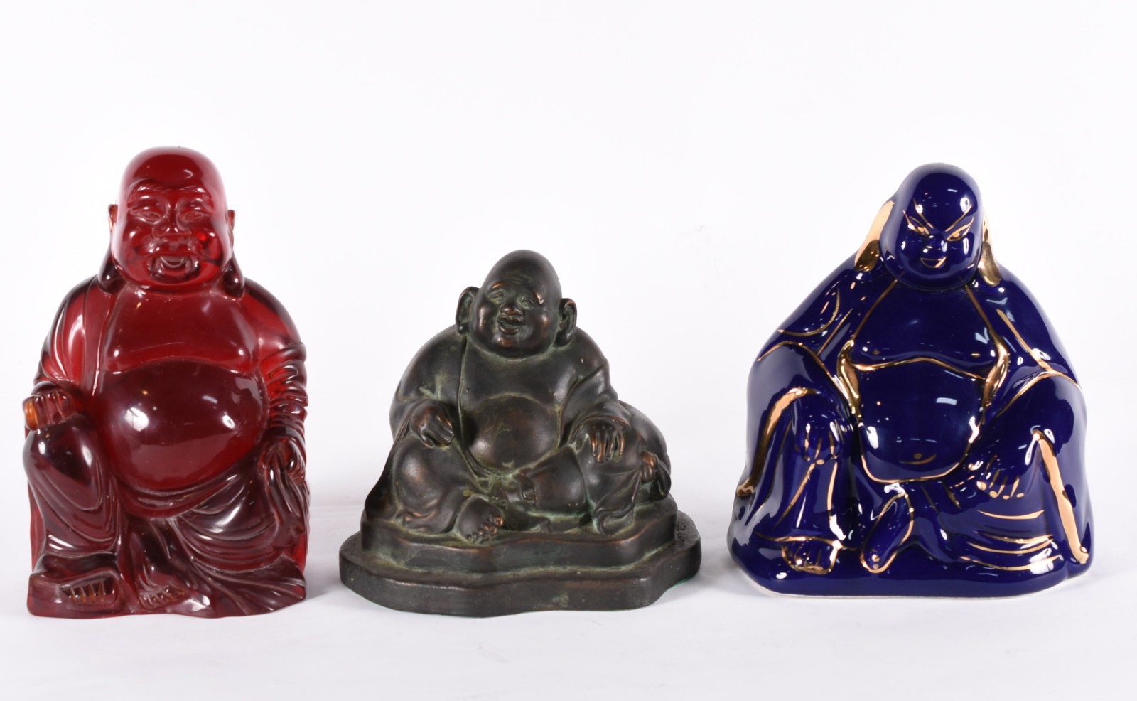 Três figuras de Buda em diversos materiais. - foto 1 de 7