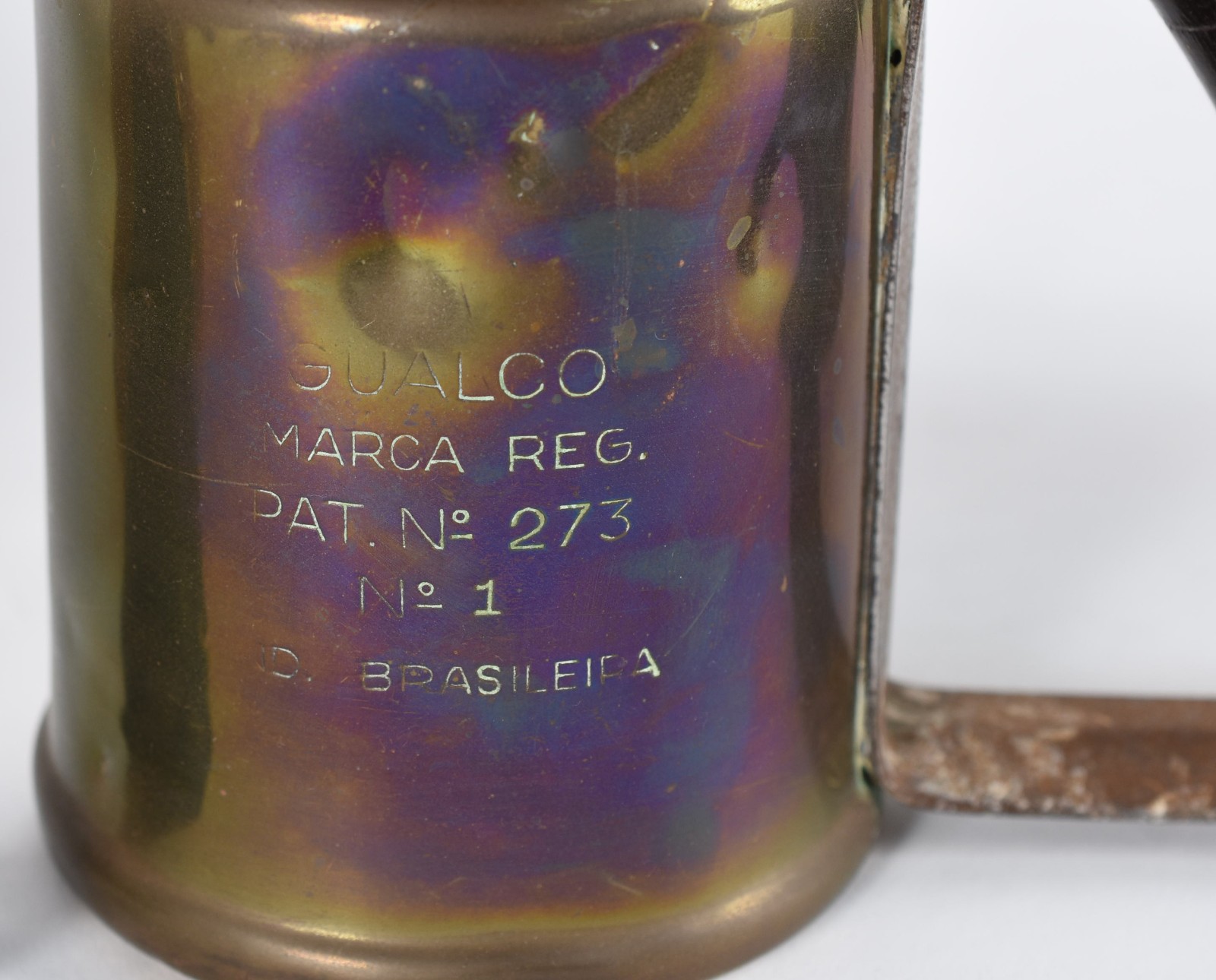 Diversas peças, sendo 4 maçaricos de metal dourado e par de castiçais... - foto 4 de 9