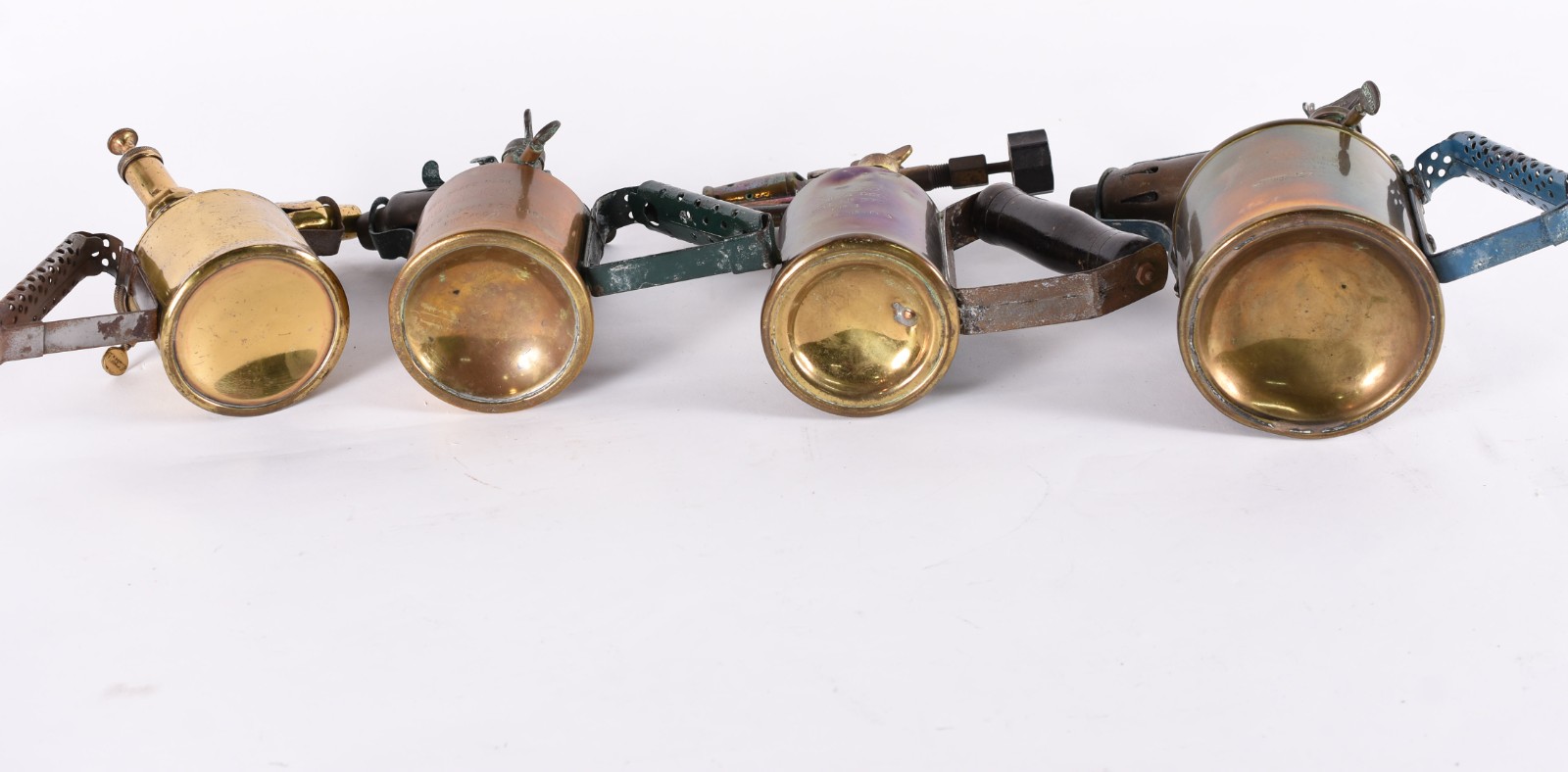 Diversas peças, sendo 4 maçaricos de metal dourado e par de castiçais... - foto 8 de 9