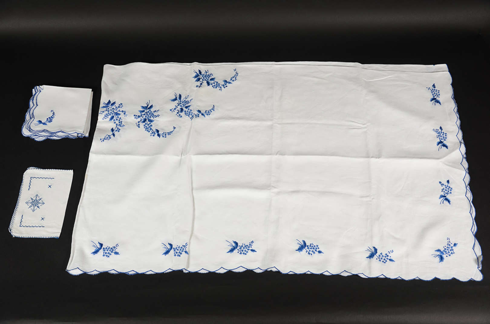 Toalha branca de linho bordado decorada com flores azuis e 12...
