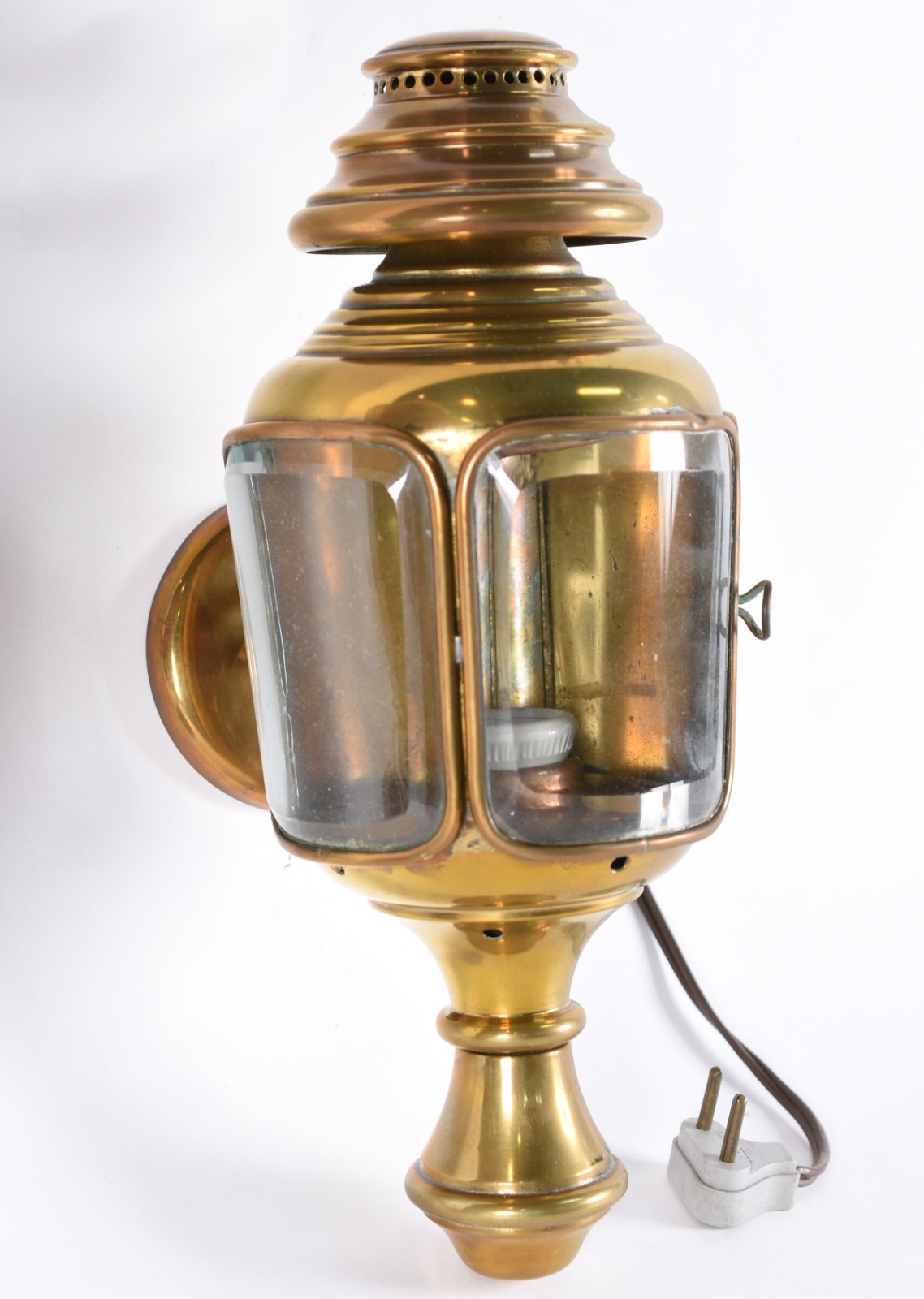 Duas peças de metal dourado, sendo abatjour com cúpula e lanterna com... - foto 2 de 4