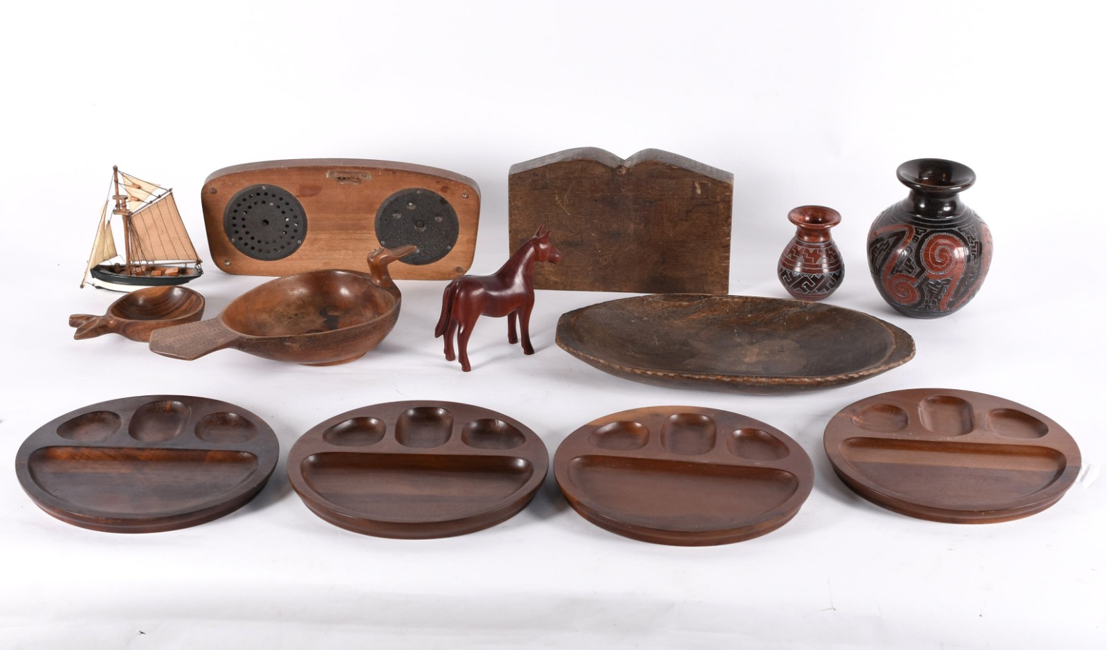 Diversas peças, sendo: 4 sousplats, quadro com figura de pássaros em... - foto 2 de 7