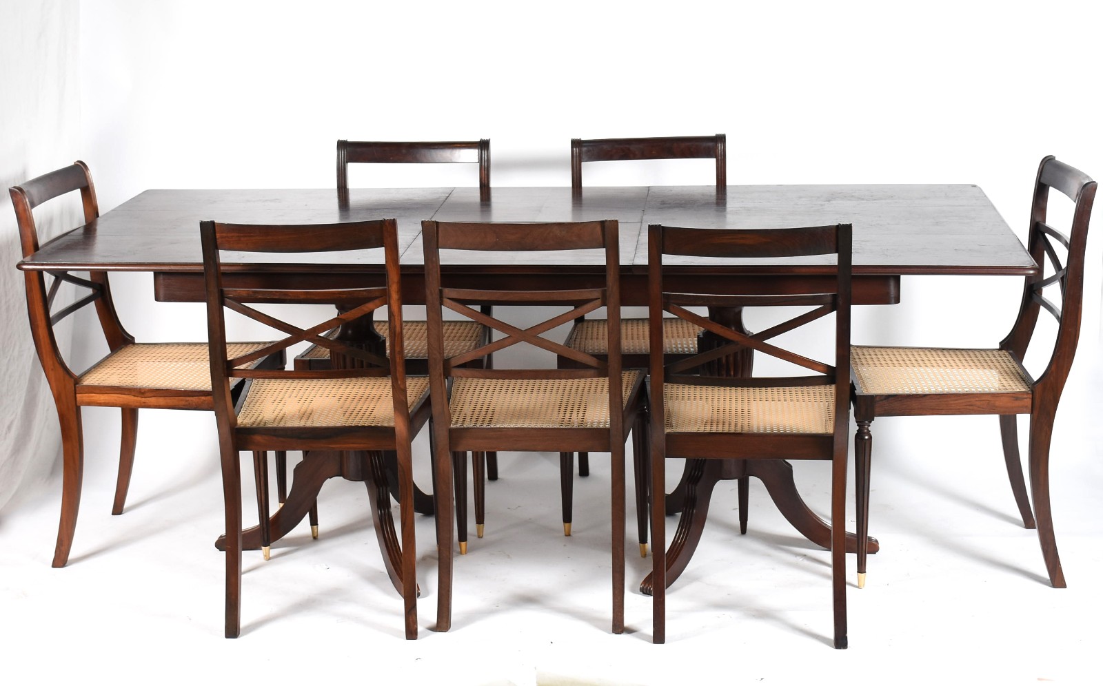 Mesa de jantar de madeira nobre feitio retangular, com uma tábua... - foto 1 de 10