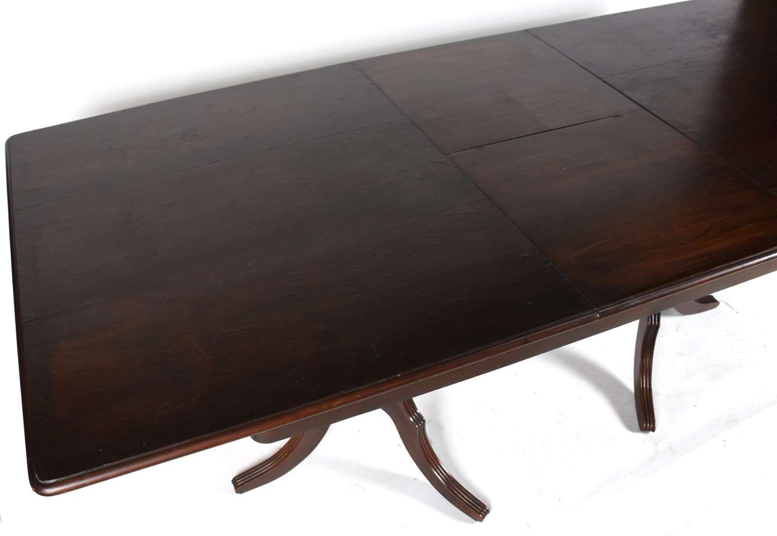 Mesa de jantar de madeira nobre feitio retangular, com uma tábua... - foto 5 de 10
