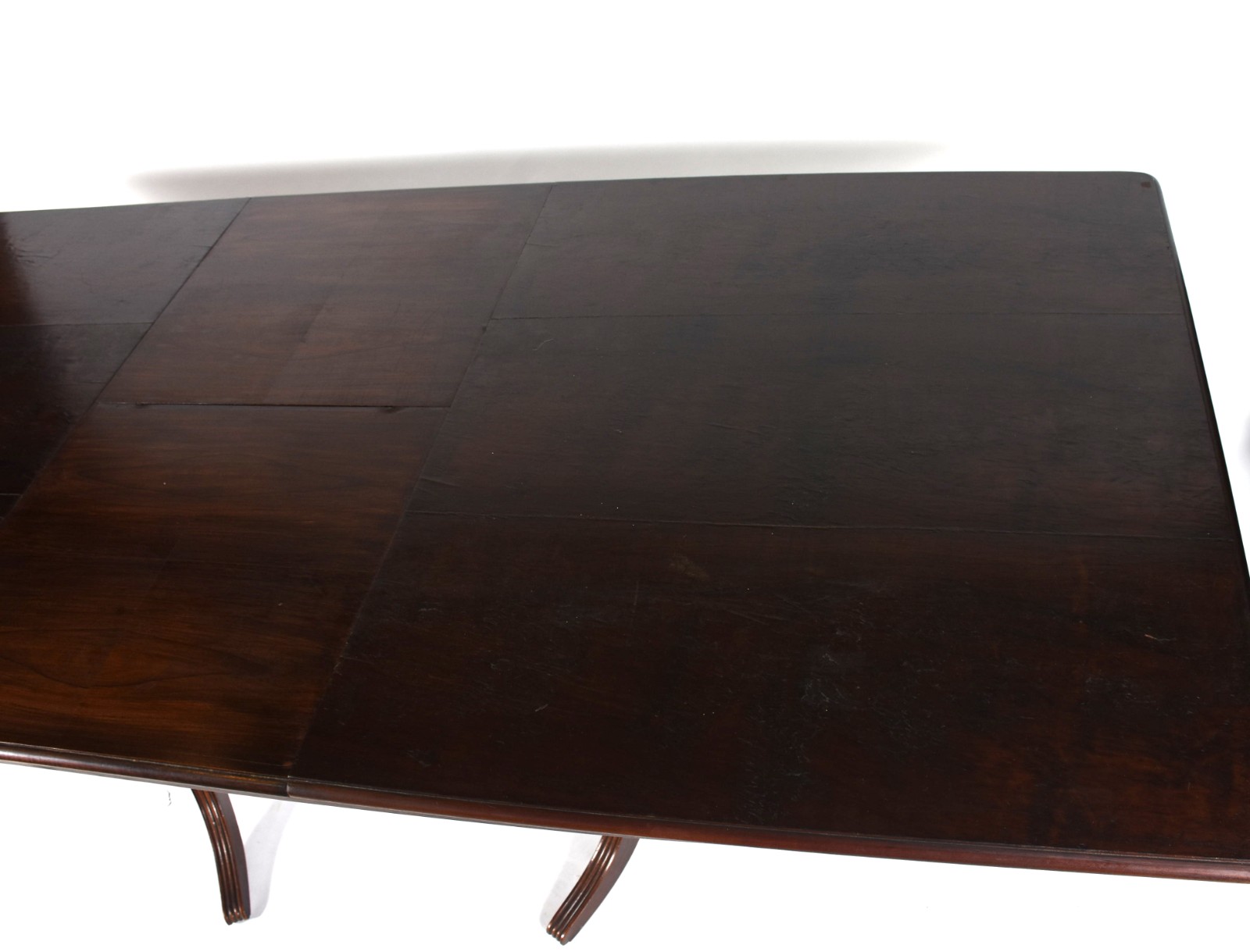 Mesa de jantar de madeira nobre feitio retangular, com uma tábua... - foto 6 de 10