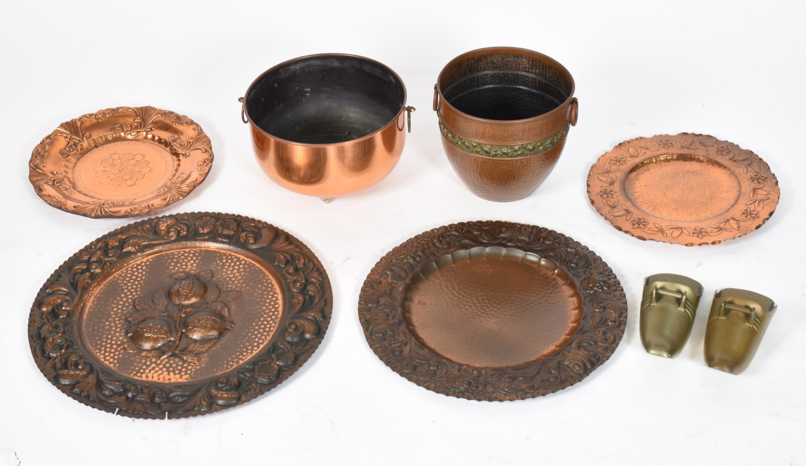 Oito peças de metal dourado, sendo: 2 bowls, 4 pratos e par de... - foto 1 de 3