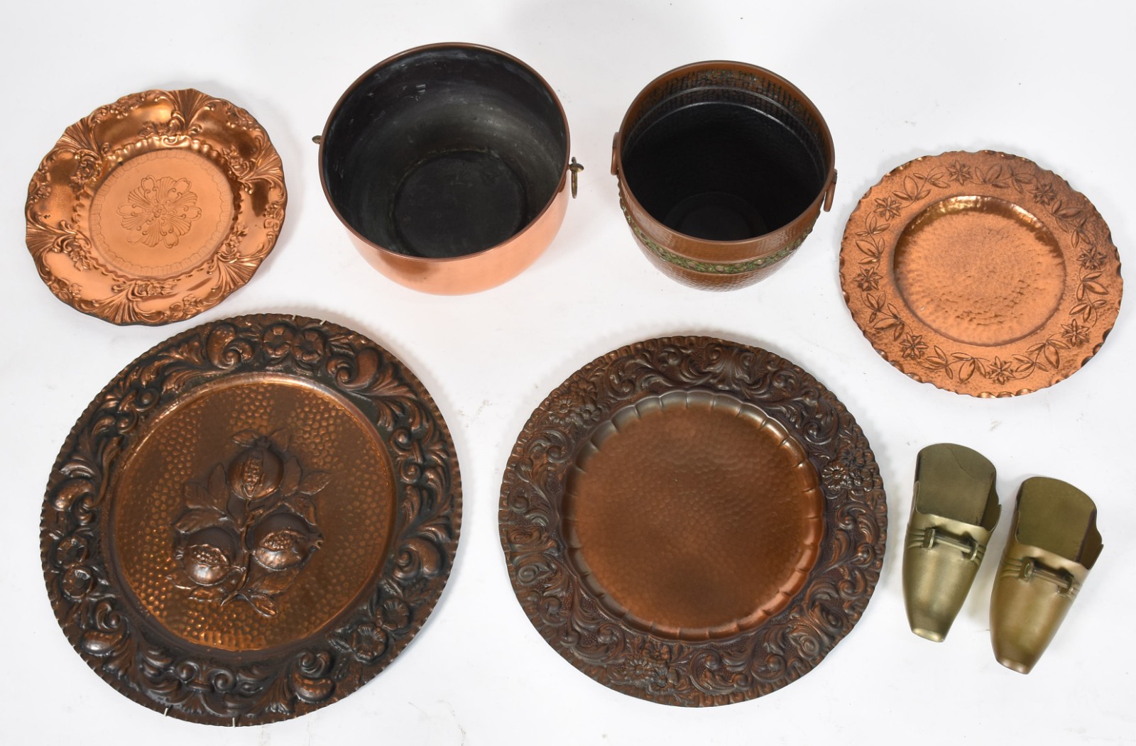 Oito peças de metal dourado, sendo: 2 bowls, 4 pratos e par de... - foto 2 de 3