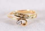 Anel de ouro 18 k contrastado com 1 diamante e ... - Anel de ouro 18 k contrastado com 1 diamante e 5 pequenos diamantes a volta, aro 18 (Por motivos de segurança a peça não se encontra na loja)