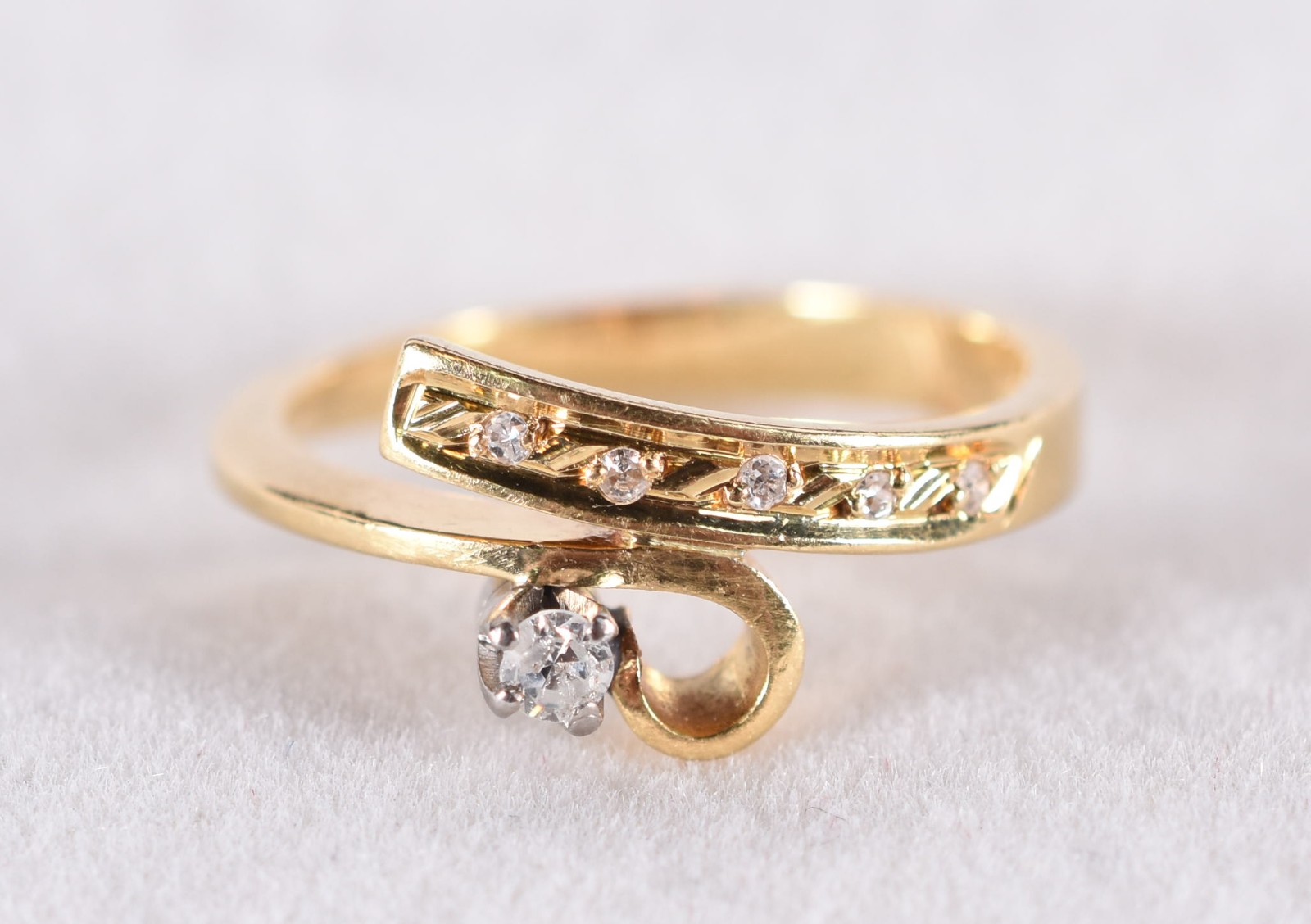 Anel de ouro 18 k contrastado com 1 diamante e 5 pequenos diamantes a... - foto 1 de 4