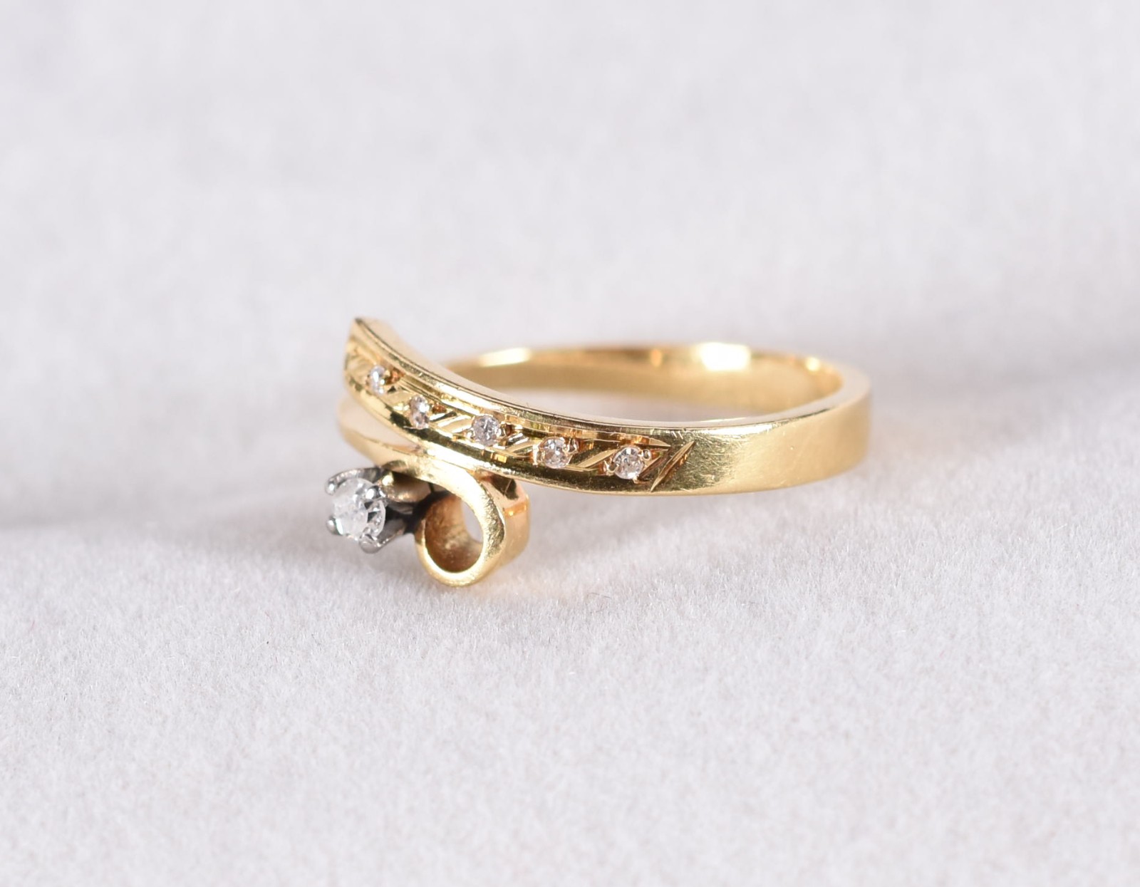 Anel de ouro 18 k contrastado com 1 diamante e 5 pequenos diamantes a... - foto 2 de 4