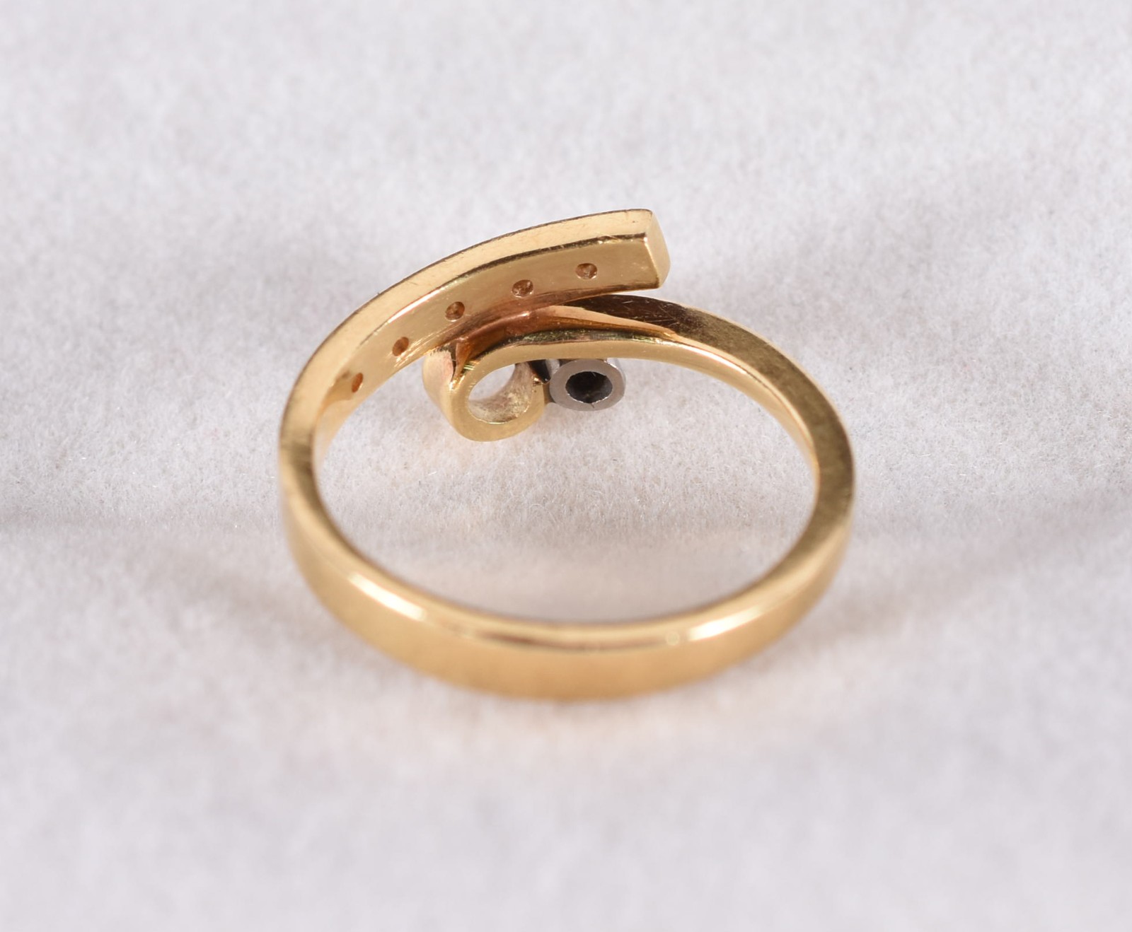 Anel de ouro 18 k contrastado com 1 diamante e 5 pequenos diamantes a... - foto 3 de 4