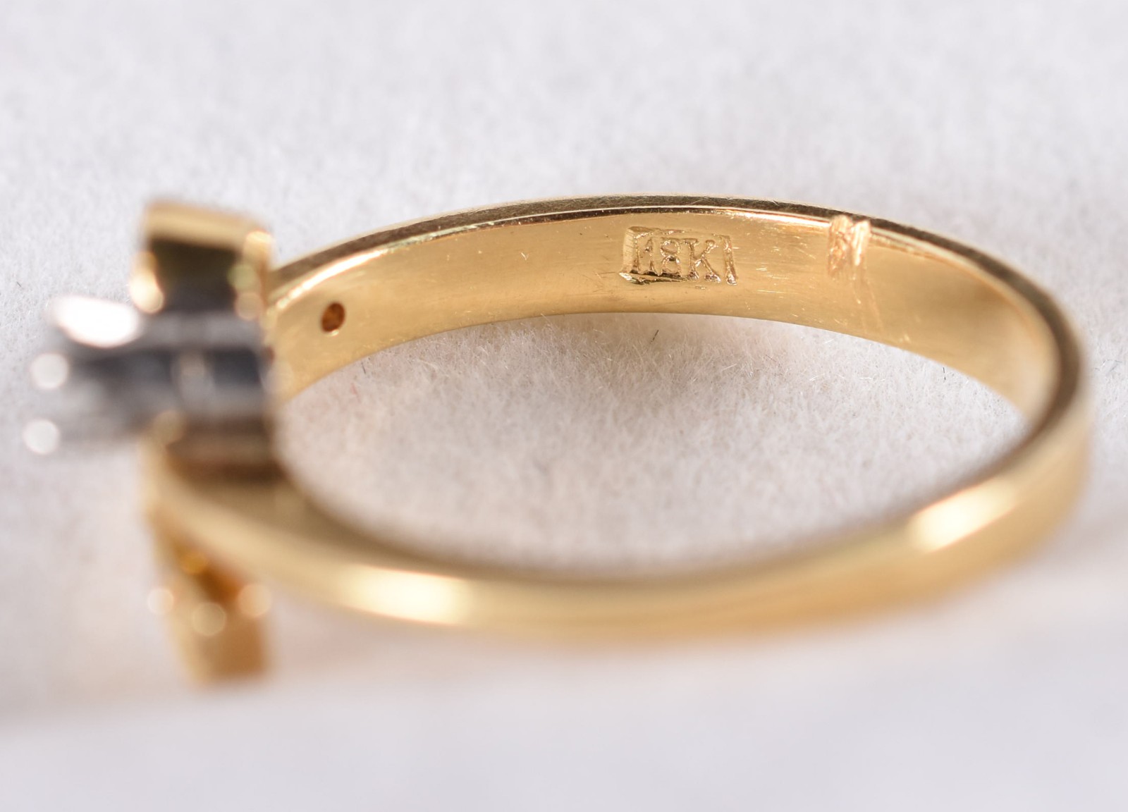 Anel de ouro 18 k contrastado com 1 diamante e 5 pequenos diamantes a... - foto 4 de 4