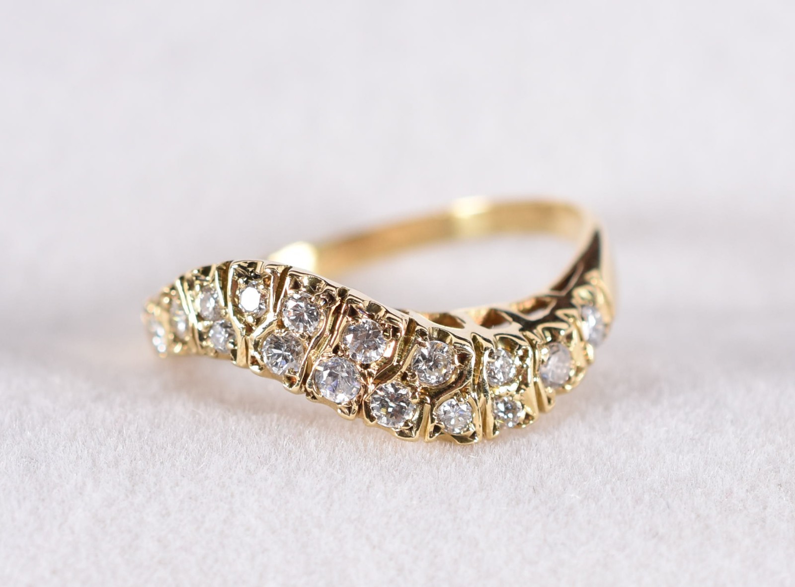 Anel de ouro 18 k no feitio onda com 2 fileiras de 16 brilhantes, aro... - foto 1 de 3