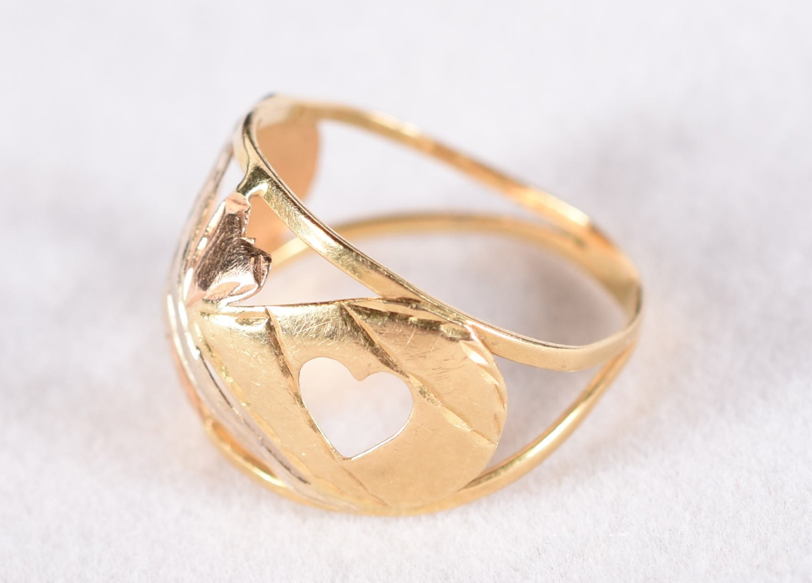 Anel de ouro 18 k, feitio vazados com decoração em corações e flores... - foto 2 de 3