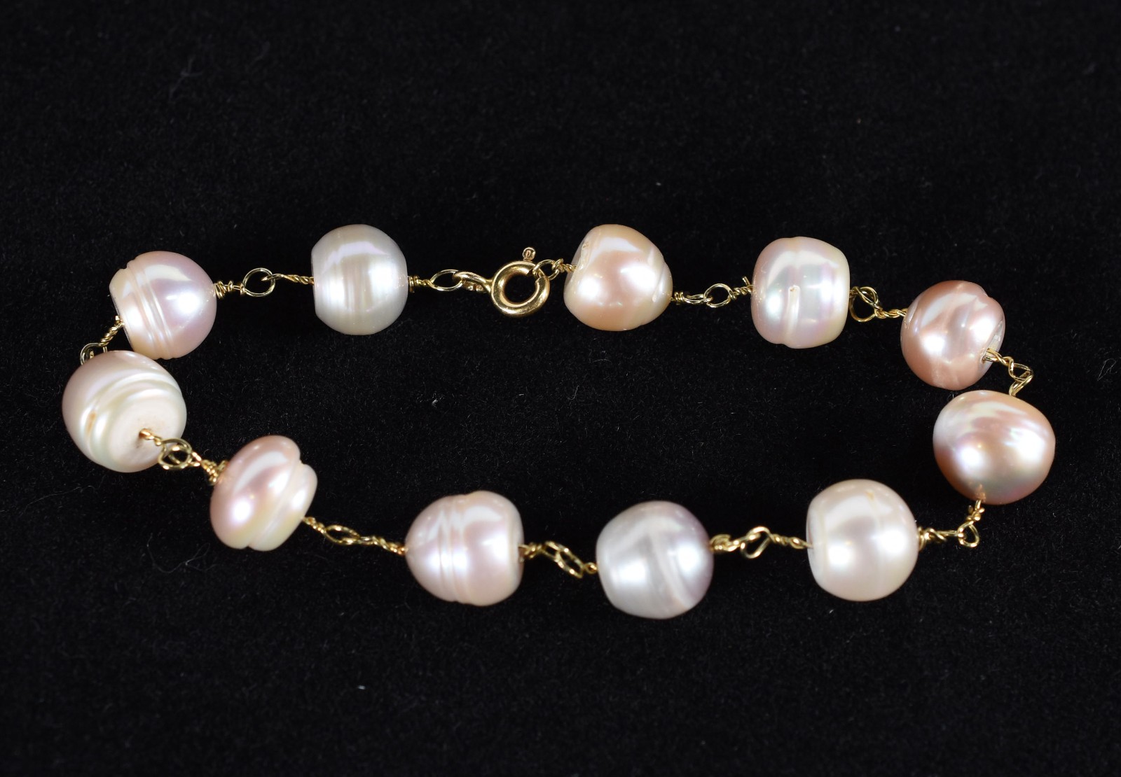 Pulseira de perolas com guarnições em ouro 18 k (Por motivos de... - foto 2 de 3
