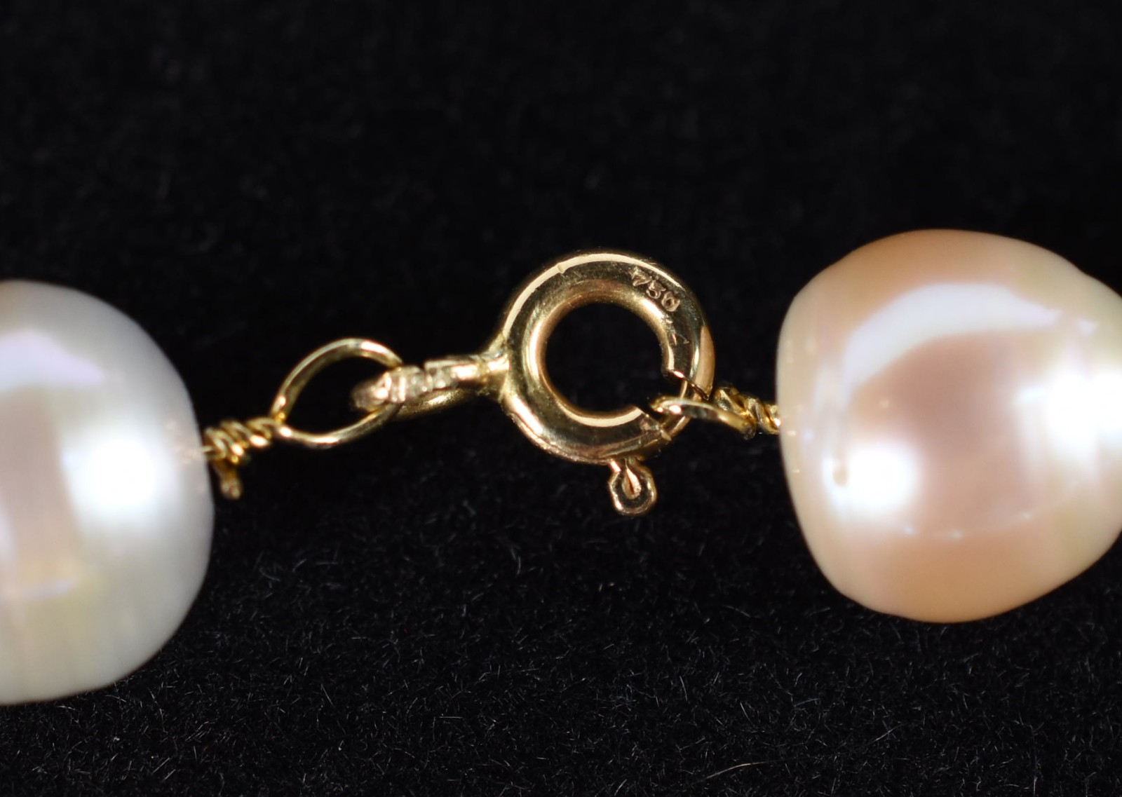Pulseira de perolas com guarnições em ouro 18 k (Por motivos de... - foto 3 de 3