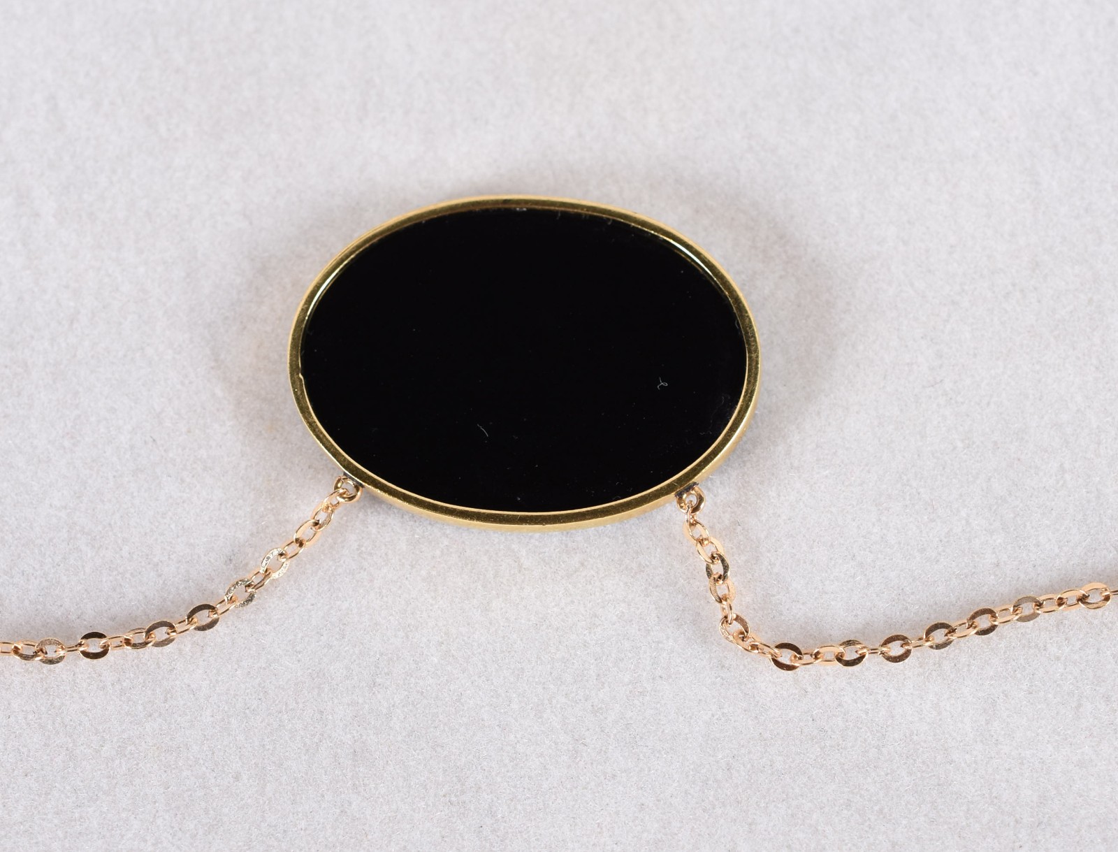Colar em ouro 18 k com pingente feitio oval com pedra onix, contraste... - foto 1 de 5