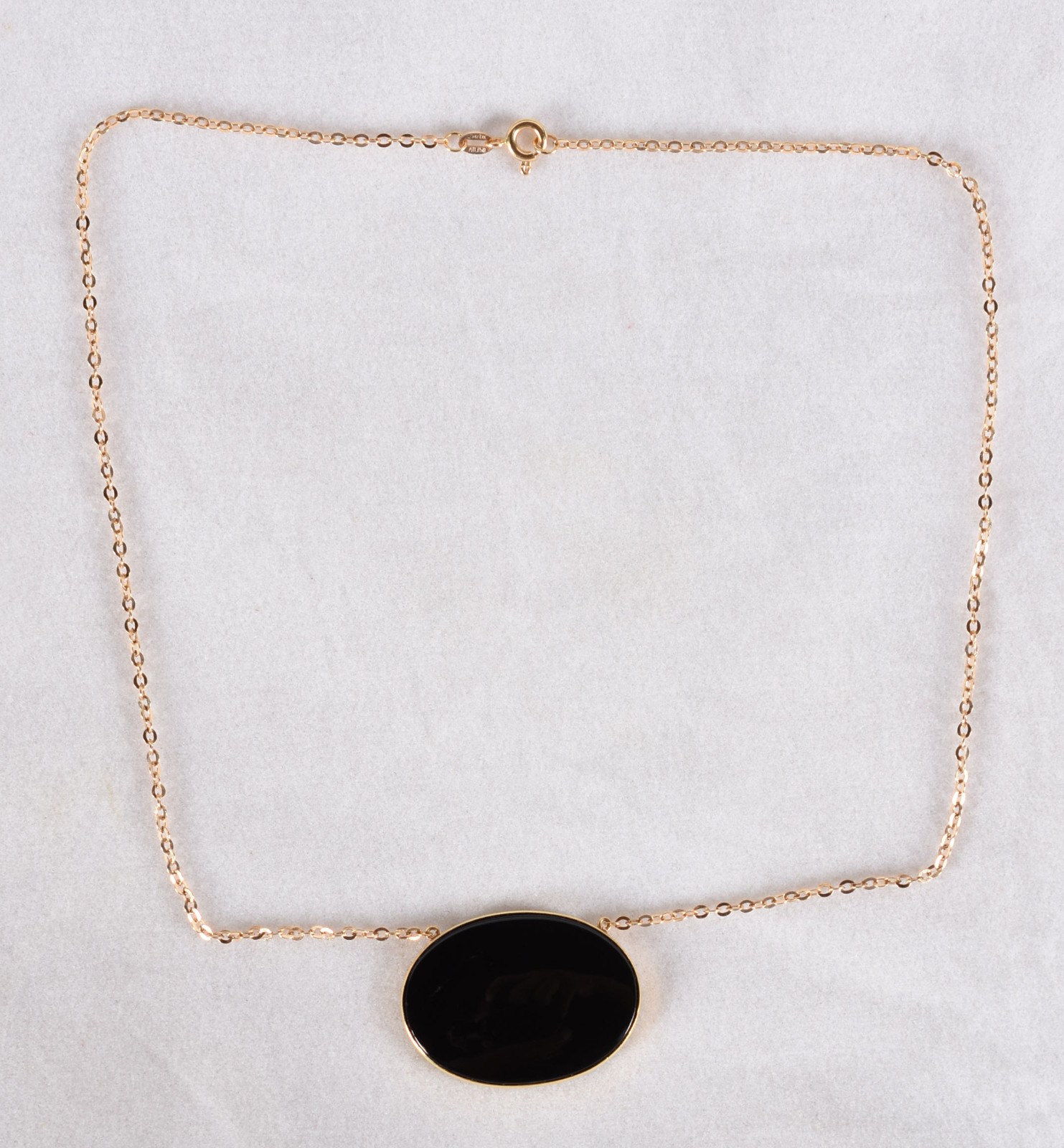 Colar em ouro 18 k com pingente feitio oval com pedra onix, contraste... - foto 2 de 5