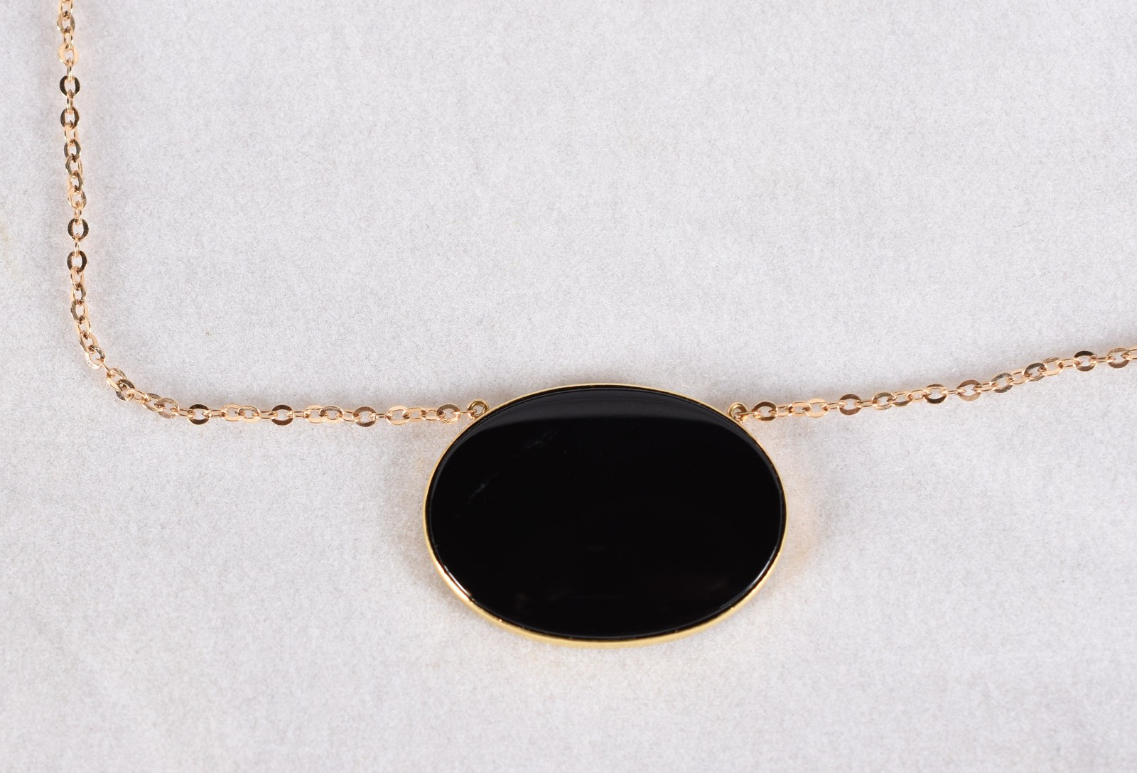 Colar em ouro 18 k com pingente feitio oval com pedra onix, contraste... - foto 3 de 5