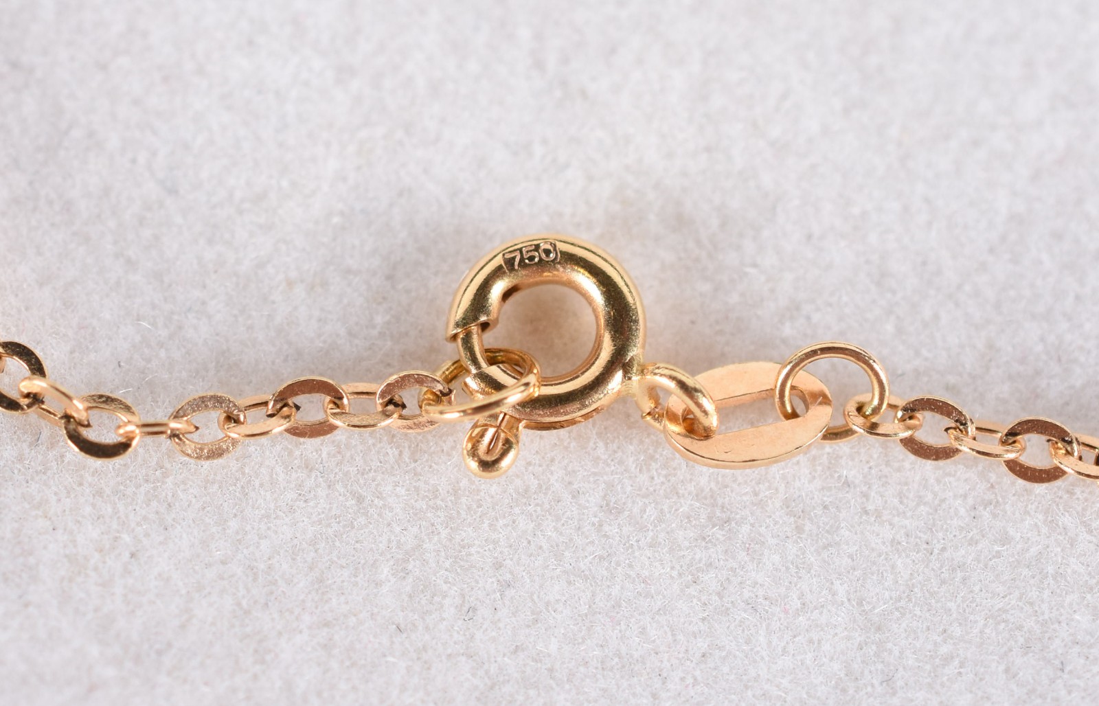 Colar em ouro 18 k com pingente feitio oval com pedra onix, contraste... - foto 5 de 5