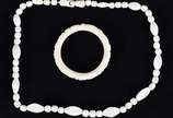 Conjunto de marfim composto de: gargantilha afr... - Conjunto de marfim composto de: gargantilha africana, pulseira e algema desenhada. Total 3 peças