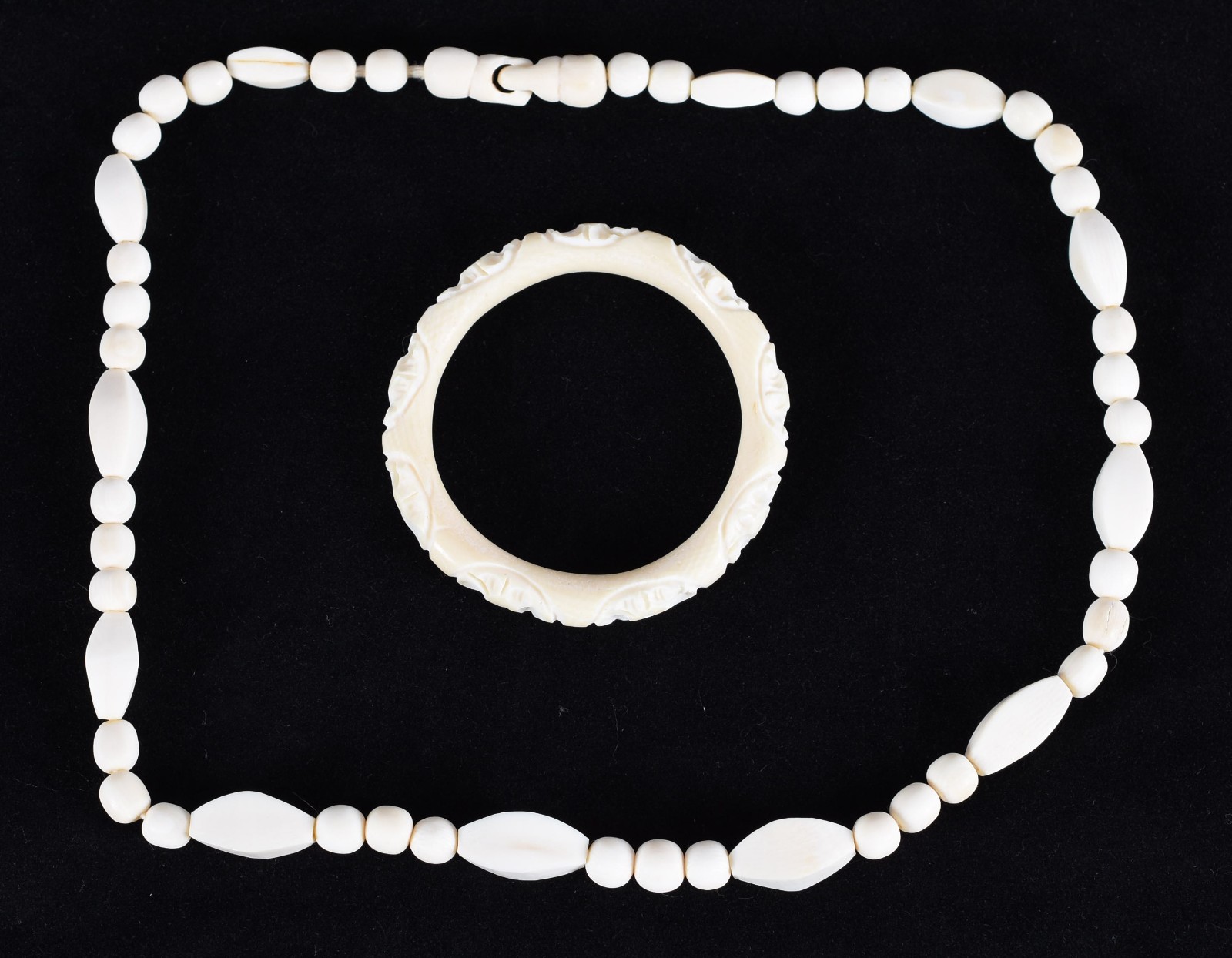 Conjunto de marfim composto de: gargantilha africana, pulseira e... - foto 1 de 5
