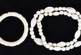 Conjunto de marfim composto de: gargantilha afr... - Conjunto de marfim composto de: gargantilha africana, pulseira e algema desenhada. Total 3 peças
