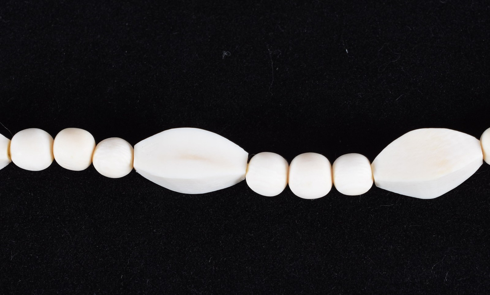 Conjunto de marfim composto de: gargantilha africana, pulseira e... - foto 3 de 5