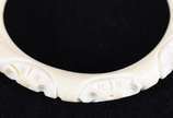 Conjunto de marfim composto de: gargantilha afr... - Conjunto de marfim composto de: gargantilha africana, pulseira e algema desenhada. Total 3 peças