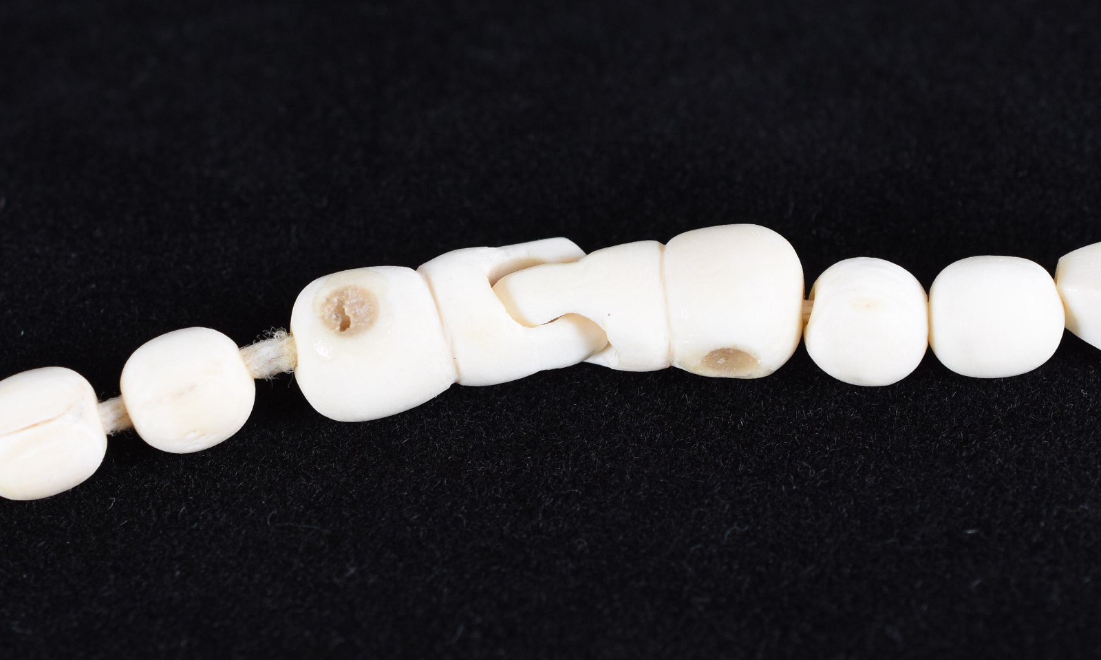 Conjunto de marfim composto de: gargantilha africana, pulseira e... - foto 5 de 5