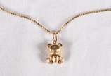 Cordão de ouro 18 k, contraste 750 com pingente... - Cordão de ouro 18 k, contraste 750 com pingente na forma de urso. (Por motivos de segurança a peça não se encontra na loja).