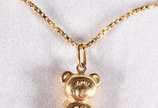 Cordão de ouro 18 k, contraste 750 com pingente... - Cordão de ouro 18 k, contraste 750 com pingente na forma de urso. (Por motivos de segurança a peça não se encontra na loja).